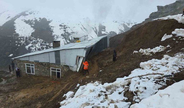 Bahçesaray'da heyelan bir eve zarar verdi