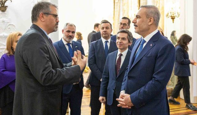 Bakan Fidan, Birleşik Krallık'ta yaşayan Türk vatandaşlarıyla bir araya geldi