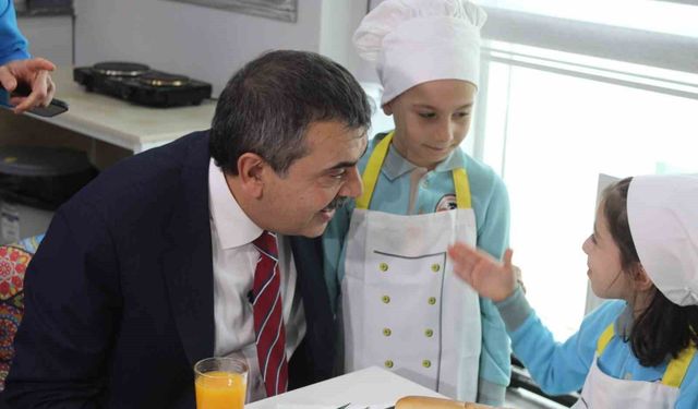 Bakan Tekin'den Aydınlı miniklere halı saha sözü