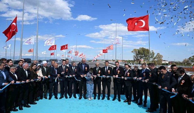 Bakan Uraloğlu: 'Eskiden hemzemin kavşakta hizmet veren sinyalizasyon sistemini devre dışı bırakarak trafiğin dur-kalk yapmaksızın akışını sağladık'