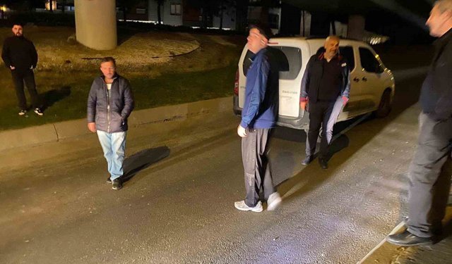 Bakırköy'de yolda kalan araç trafiği kilitledi: Yolcularla sürücü arasında tartışma kamerada