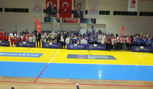 Balıkesir'de Çocuk Sporları Şenliği ödül töreni ile tamamlandı