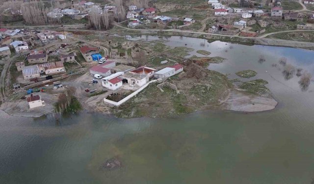 Baraj suları taştı, evler gölün ortasında kaldı