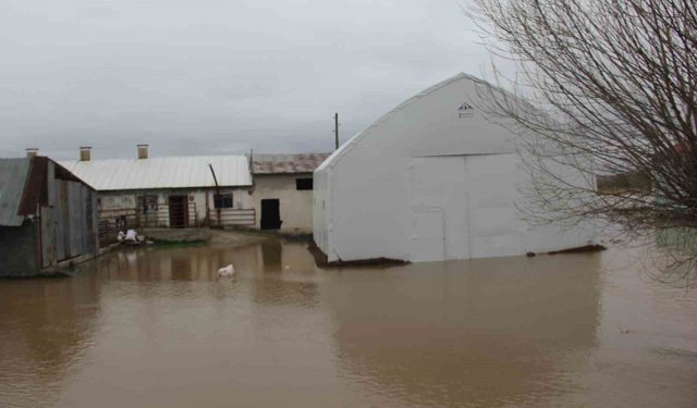 Baraj taştı, köy tamamen sular altında kaldı