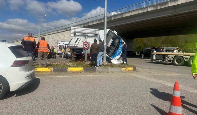 Bartın'da halk otobüsü otomobilin üzerine devrildi: 44 yaralı