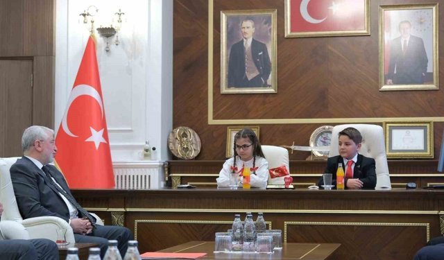 Başkan Aşgın koltuğu çocuklara emanet etti