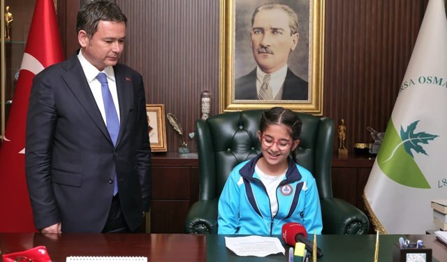 Başkan Aydın koltuğu çocuklara bıraktı