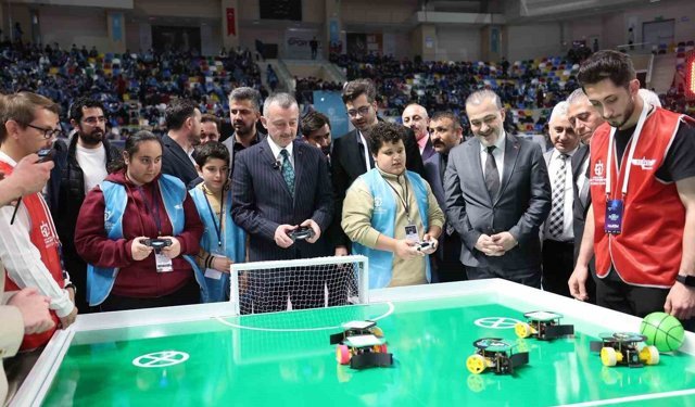Başkan Büyükakın ve Kocaelisporlu futbolcular 'robot futbolu' oynadı