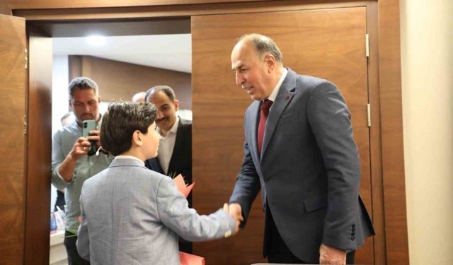 Başkan Şerif Arslan koltuğunu Harun Alp'e devretti