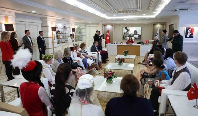 Başkan Vekili Büşra Özdemir dünya çocuklarını ağırladı