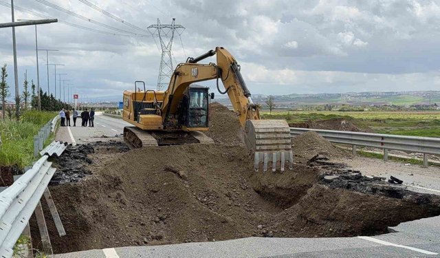 Batman'da sağanak yağış nedeniyle yol çöktü, Güney Çevre Yolu ulaşıma kapatıldı