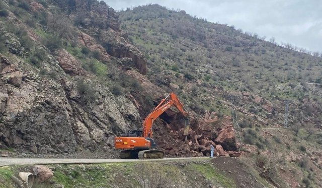 Batman'da yola düşen kayaların kapattığı grup köy yolu ulaşıma açıldı