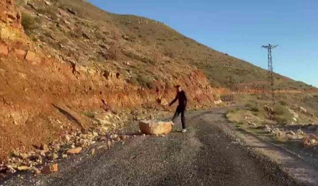 Batman'da yolu kapatan kayaları beden eğitimi öğretmeni temizledi