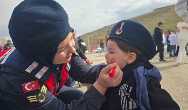 Bayburt'ta jandarması 23 Nisan'ı köy okulunda öğrencilerle kutladı
