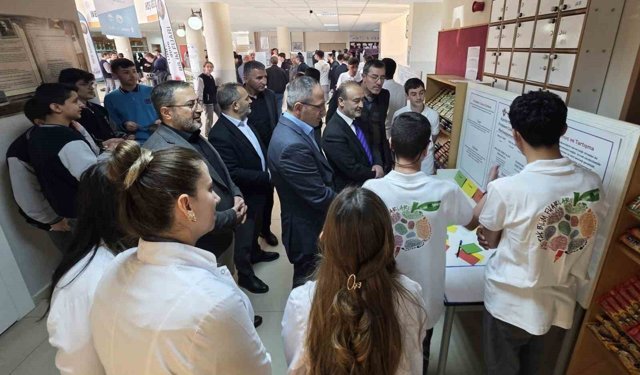 Bayburt'ta öğrenciler projelerini bilim fuarında tanıttı