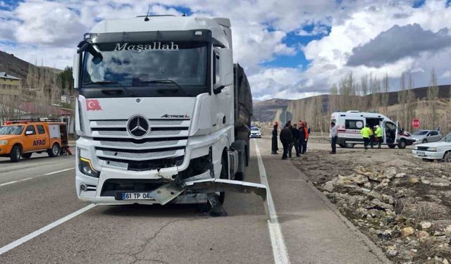 Bayburt'ta tır otomobile çarptı: 3 yaralı