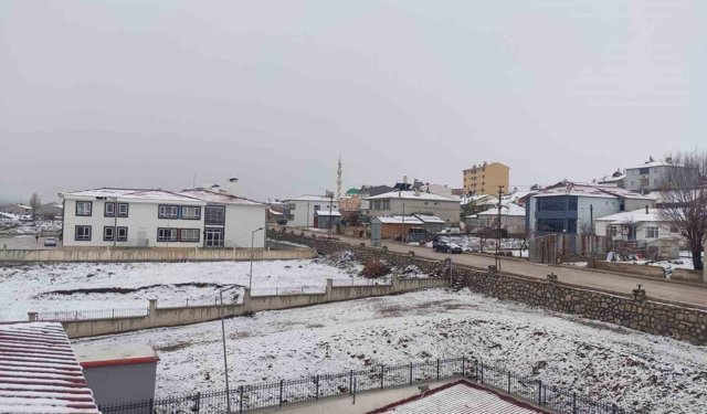Bayburt'un köylerinde kar ve sis etkili oldu