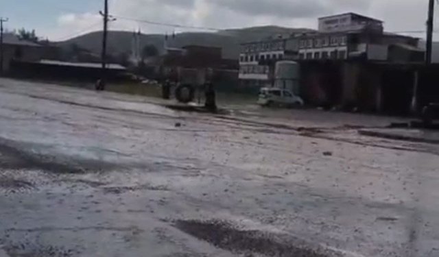 Baykan'da sağanak yağış etkili oldu: Yollar göle döndü
