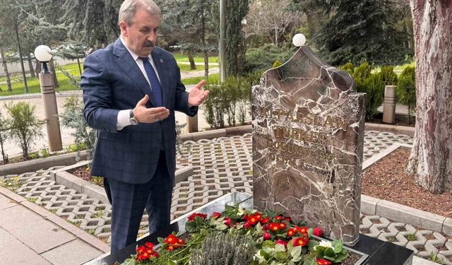 BBP Genel Başkanı Destici: 'Merhum Alparslan Türkeş'i vefatının 29'uncu sene-i devriyesinde kabri başında rahmetle yad ediyorum'