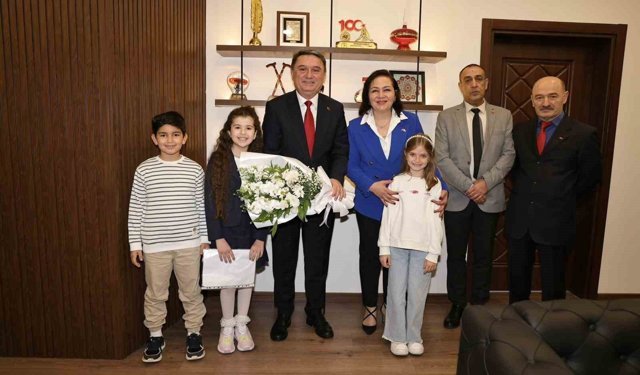 Belediye başkanı koltuğunu Mercan Su Uzun'a devretti