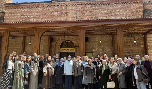 Bilecik'te Şeyh Edebali Türbesi'ni hiç ziyaret etmemiş yaşlılara öğrenciler eşlik etti