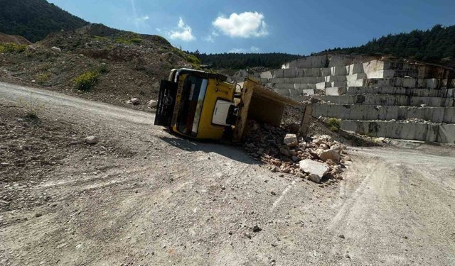 Bilecik'te taş yüklü kamyon devrildi: 2 yaralı