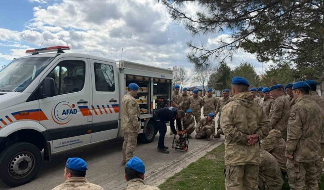 Bingöl'de jandarma personeline enkazda arama kurtarma eğitimi