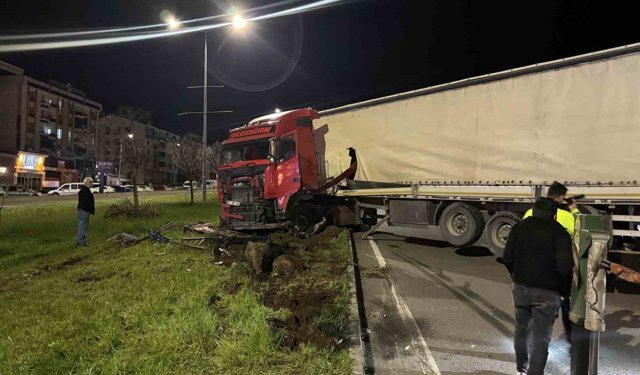 Bingöl'de tır refüje girdi: Facianın eşiğinden dönüldü
