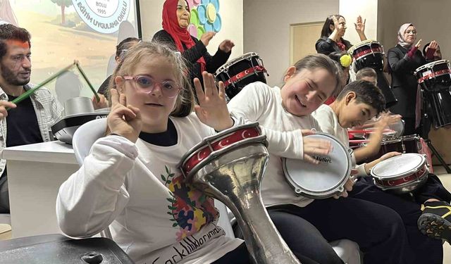 Bolu'da özel öğrencilerden renkli kutlama: Darbuka şovu alkış aldı