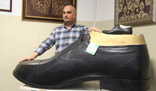 Bolu'da Türkiye'nin en büyük giyilebilir ayakkabısı üretildi: Tam 222 numara