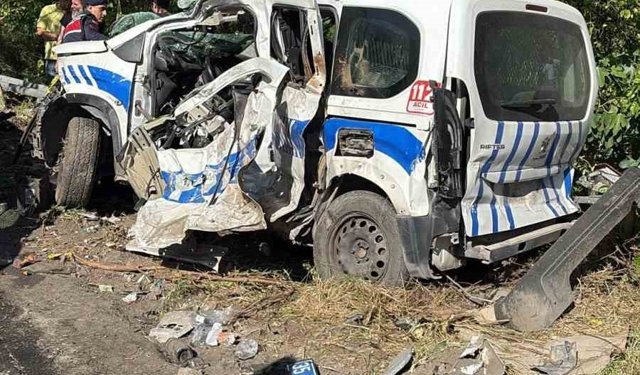 Bornova'da freni patlayan tır karşı şeride geçti: Ölü ve yaralılar var
