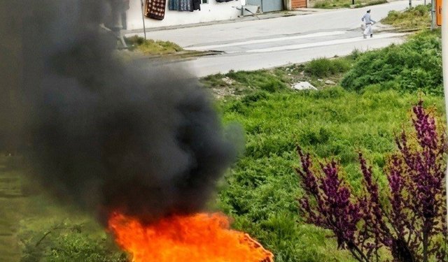 Boş arsada yakılan koltuklar paniğe yol açtı