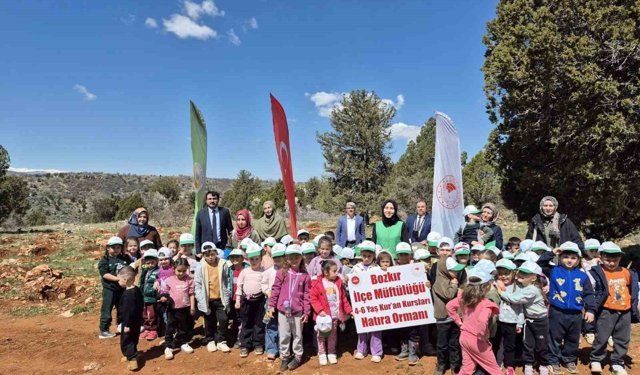 Bozkır'da minik öğrencilerden fidan dikme etkinliği