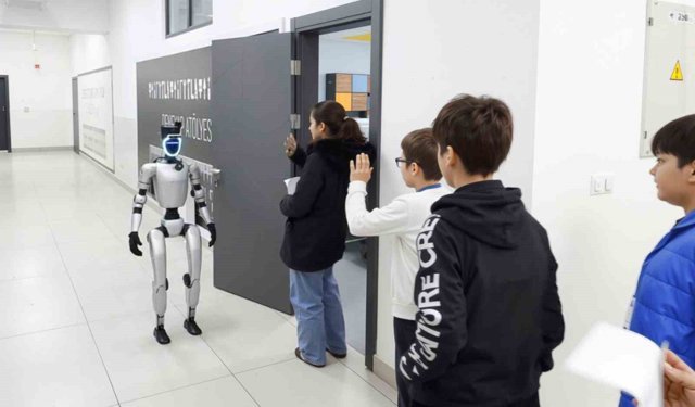 Bu ilçede sınava giren öğrencileri insansı robot karşılıyor