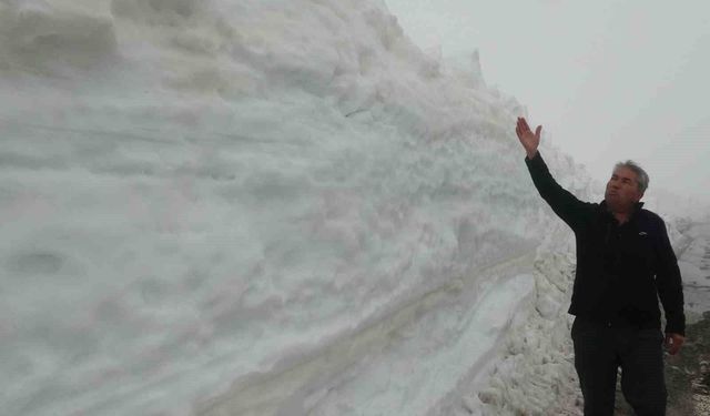 Burası ne Van ne Hakkari: Yaz şehri Mersin'de kar 2 metreyi aştı