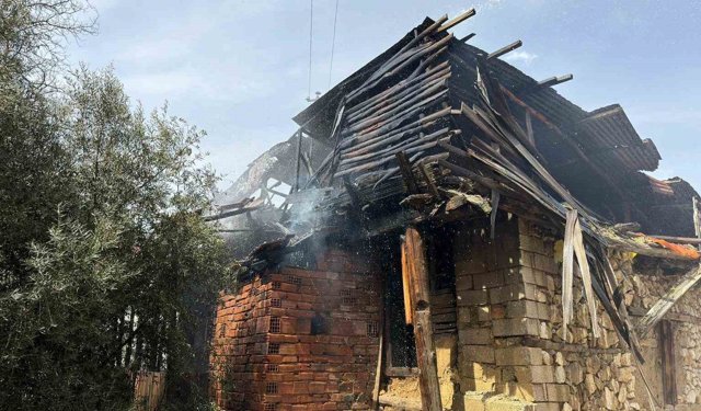 Burdur'da boş ahşap evde yangın