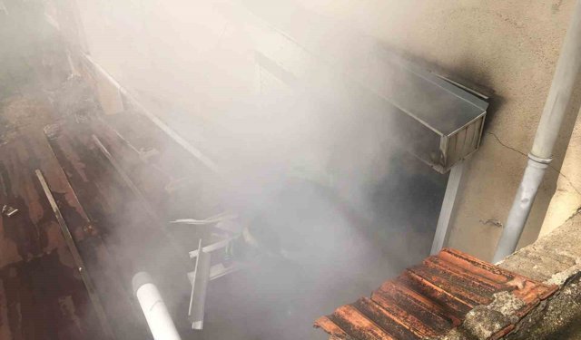 Burdur'da yangında mahsur kalan 2 kadını ekipler kurtardı