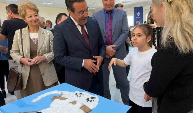 Burhaniye'de özel öğrencilerin düzenlediği bilim fuarı ilgi gördü