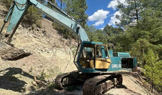 Çameli Belediyesi heyelan sonucu kapanan yolları ulaşıma açtı