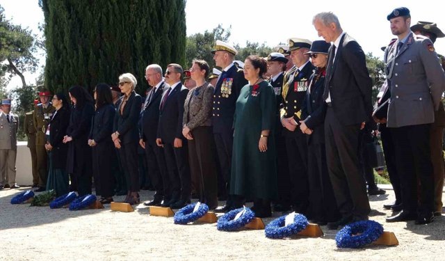 Çanakkale Kara Savaşları'nın yıl dönümünde Fransız ve İngiliz anıtlarında tören düzenlendi