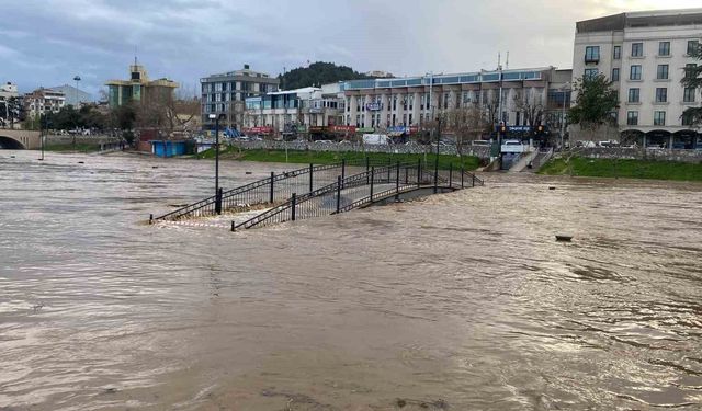 Çanakkale'de Kocabaş Çayı taştı, otopark sular altında kaldı