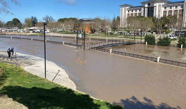 Çanakkale'de Kocabaş Çayı yoğun yağış nedeniyle taştı