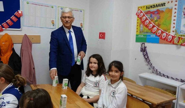 Çanakkale'de öğrencilere ücretsiz süt ikramı