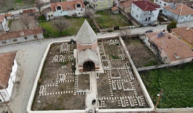Çandır'daki 5 asırlık türbe tarihe ışık tutuyor