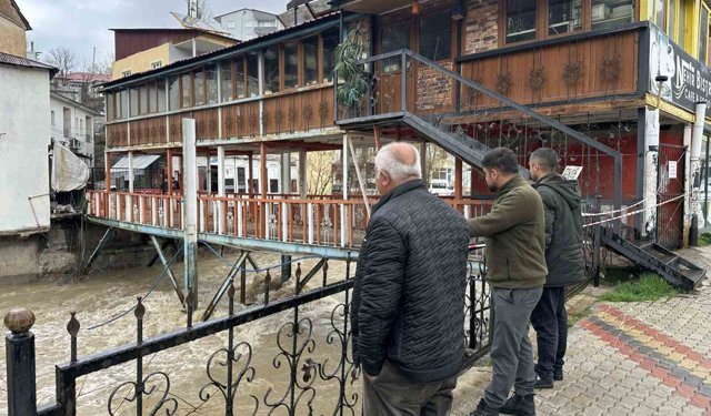 Çatak'ta aşırı yağış nedeniyle köprü ve üstündeki kafe tedbiren kapatıldı