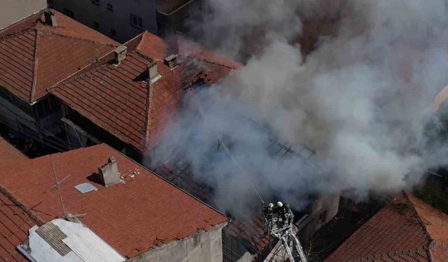 Çatı yangınında annenin dikkati faciayı önledi