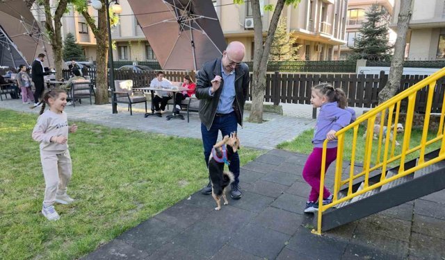 Ceku'nun park keyfi: Kaydıraktan kayıyor, çocuklarla oynuyor