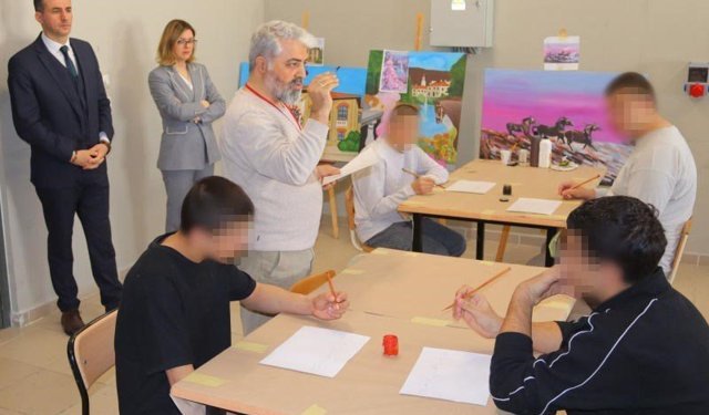Çocuk ve genç mahkumlara hat sanatı süsleme çalışmaları tanıtıldı