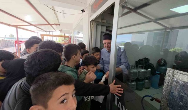 Çocuklara moral vermek isteyen esnaf, depremzede öğrencilere ücretsiz döner dağıttı