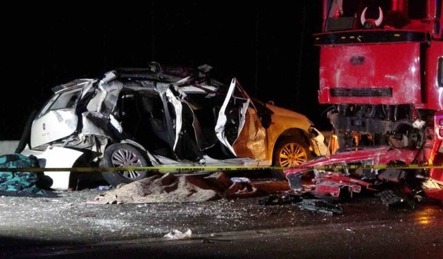 Çocuklarını korumaya çalışırken kazada hayatını kaybeden annenin cenazesi Batman'a gönderildi